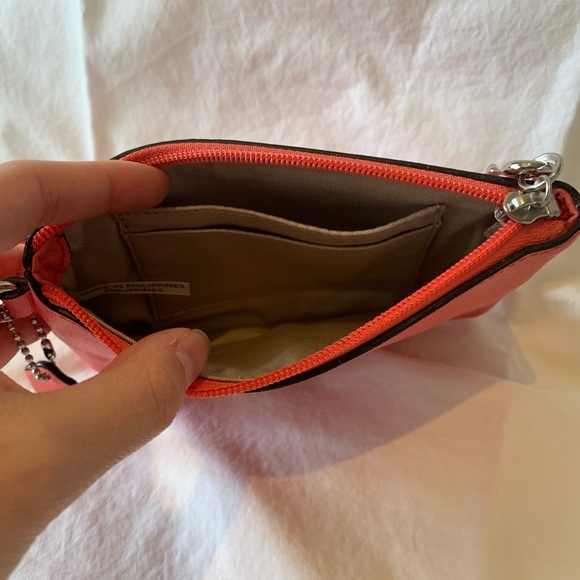 Small Coach coral wristlet - Picture 4 of 5